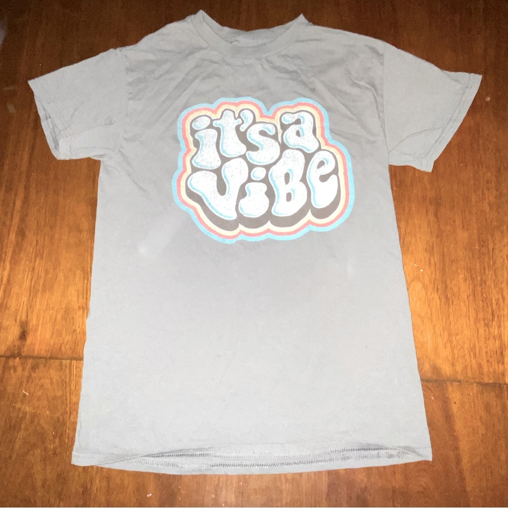 "It's a vibe" graphic tee size small